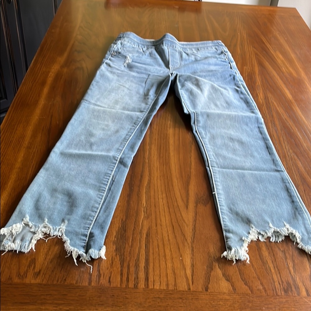 Distressed Cropped Women's Jeans. Mac and Me - Mainstream Boutique
